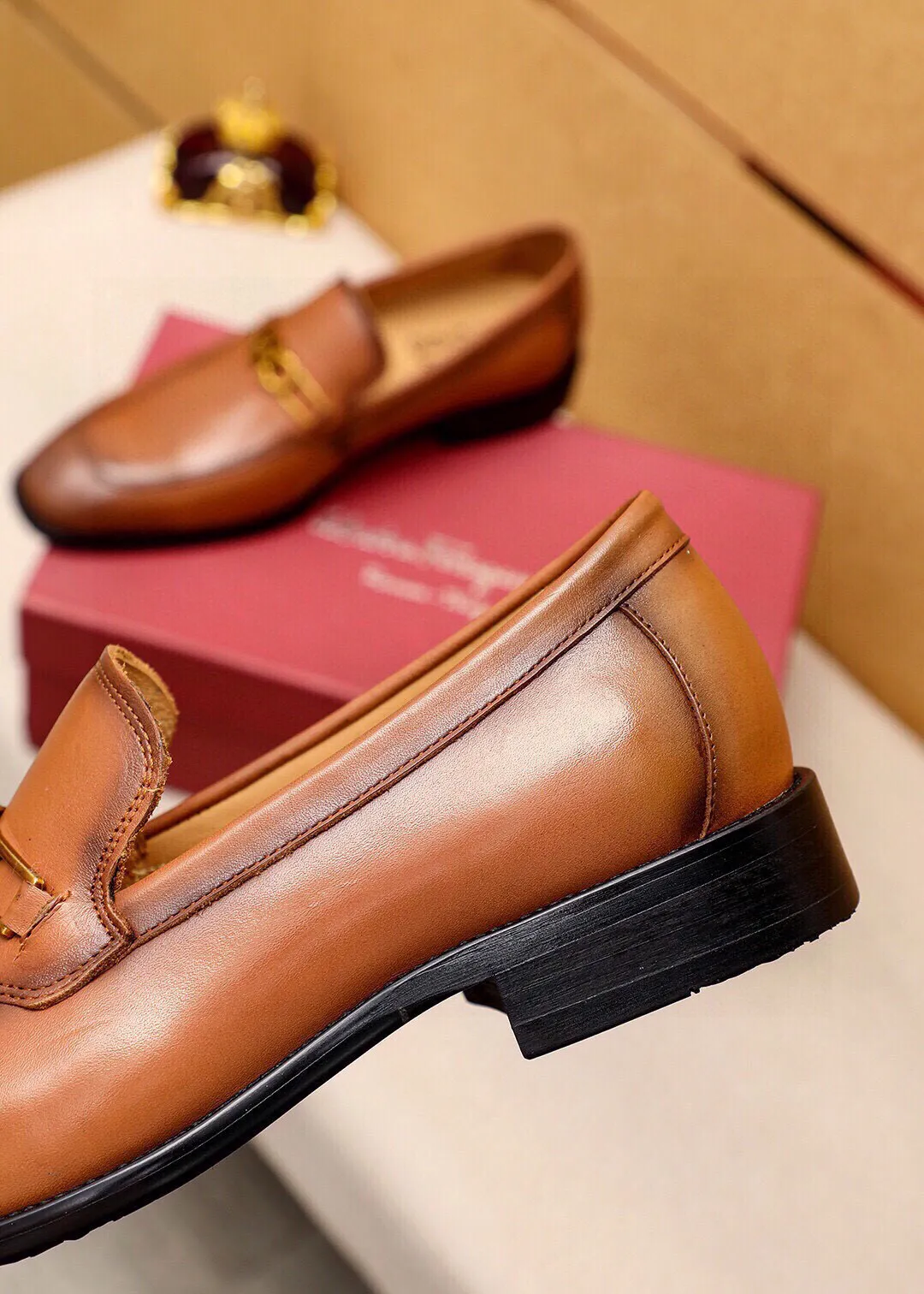 Men's shoes 💰460 💐 Product trademark: Ferragamo "Ferragamo" casual leather shoes Regular size: 38-44 (45🉑️customized) Product materials: Selected imported first-layer calfskin upper + luxury hardware buckle, imported water-dyed cow leather lining. Strong three-dimensional visual effect, original outsole color: 2 colors available